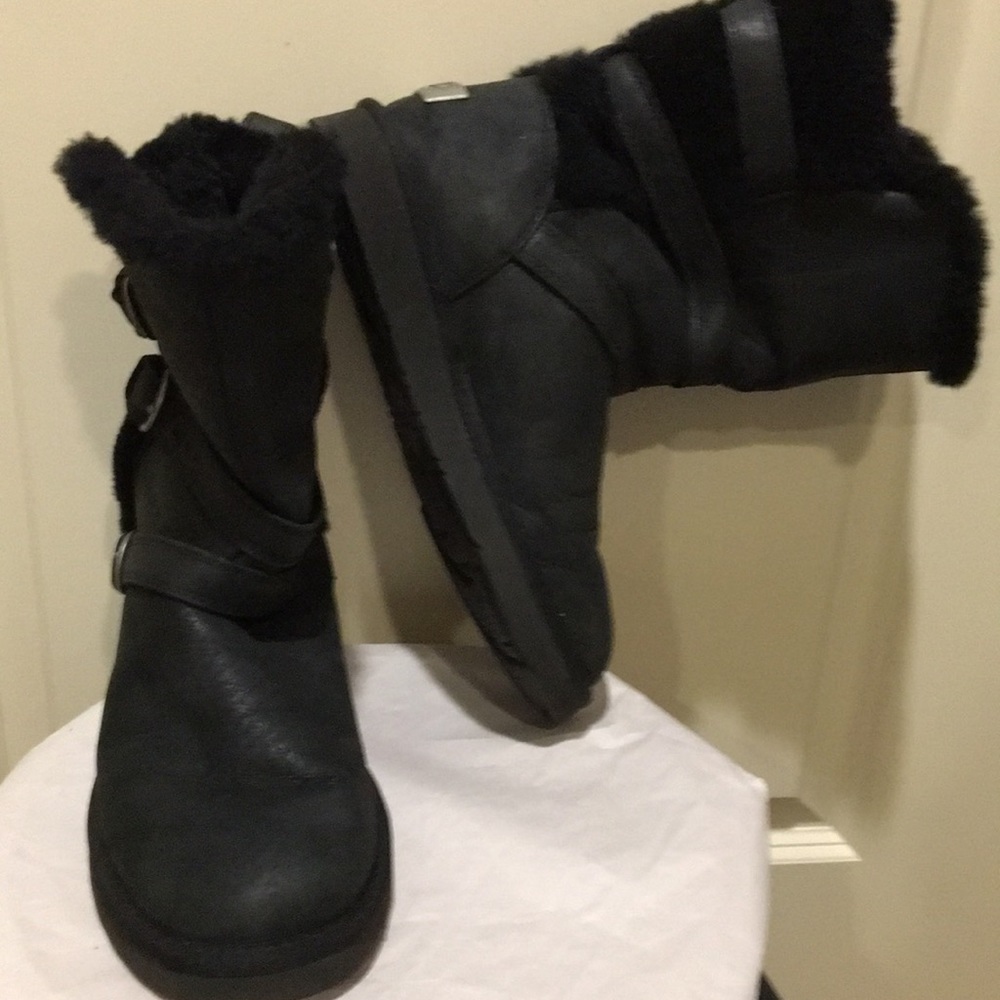 LIKE NEW! Ugg womens Becket Triple Buckle 1005380 Leather Shearling Boots size 8